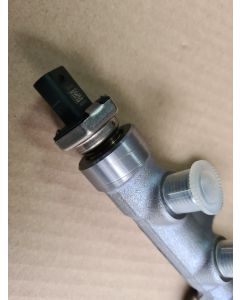 Einspritzleiste Verteilerrohr Bosch (Neuteil) mit Sensor Nr. 810PP04-01 0445214361